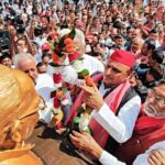 Samajwadi Party (SP) chief Akhilesh Yadav pays tribute to Lok Nayak Jayaprakash Narayan on his birth anniversary, in Lucknow on Friday. (ANI Photo)