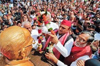 Samajwadi Party (SP) chief Akhilesh Yadav pays tribute to Lok Nayak Jayaprakash Narayan on his birth anniversary, in Lucknow on Friday. (ANI Photo)