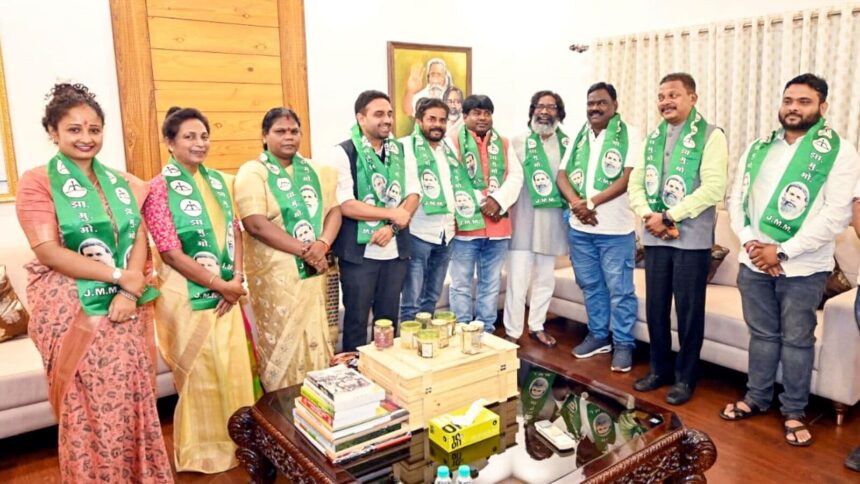 Jharkhand Elections: Ex-BJP leaders Lois Marandi, Kunal Sarangi join CM Hemant Soren's JMM, ‘Gave so much to BJP, but…’