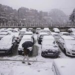 Vehicles stuck, tourists stranded after heavy snowfall in Himachal's Manali; 700 rescued