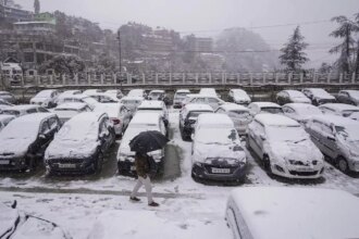 Vehicles stuck, tourists stranded after heavy snowfall in Himachal's Manali; 700 rescued