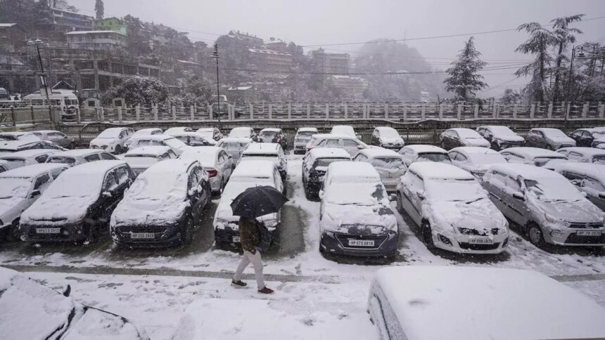 Vehicles stuck, tourists stranded after heavy snowfall in Himachal's Manali; 700 rescued