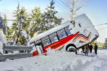 Cold wave sweeps North India: Kashmir engulfed in snow