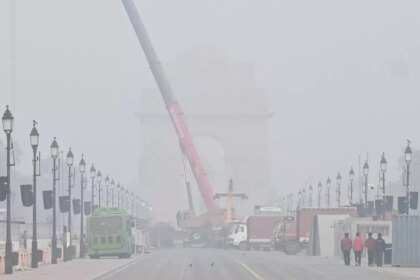 Delhi wakes up to dense fog this morning as cold waves grip city