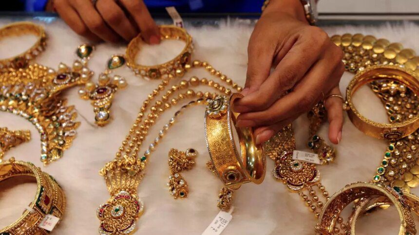 Discount for Indian domestic gold widens on weak demand