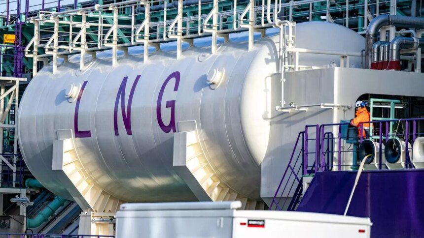 Indian LNG buyers shifting to long-term contracts risks price mismatch