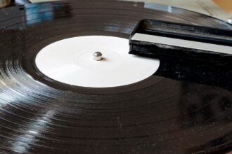 How to Clean Vinyl Records (2025): Vacuums, Solution, Wipes